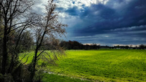 dark skies before thunderstorm and tornado warnings