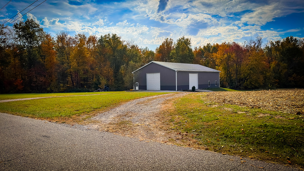 barndo in fall