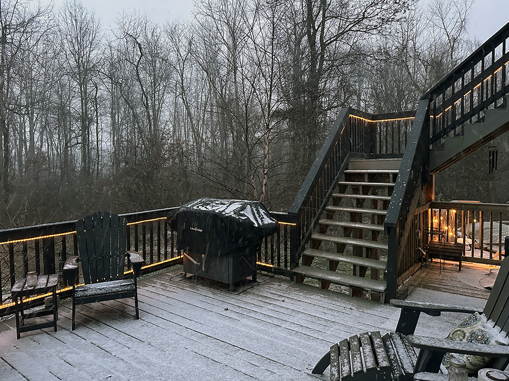 snowing at the barndo